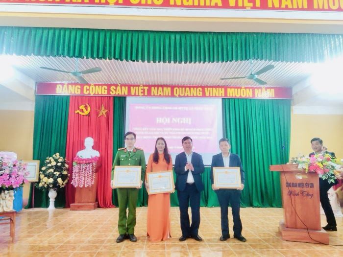 Đồng chí Nguyễn Mạnh Thuấn trao giấy khen cho 3 chi bộ hoàn thành xuất sắc nhiệm vụ năm 2023.